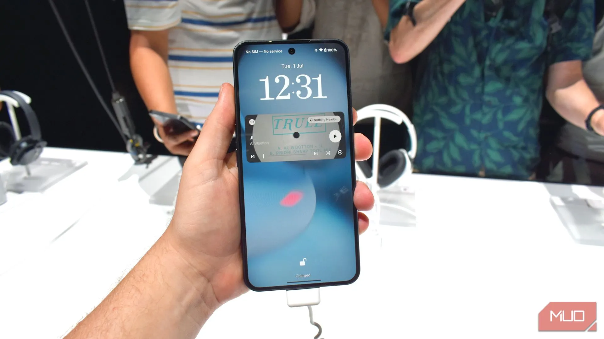 Nothing Phone 3 với mặt trước hiển thị trong tay người dùng