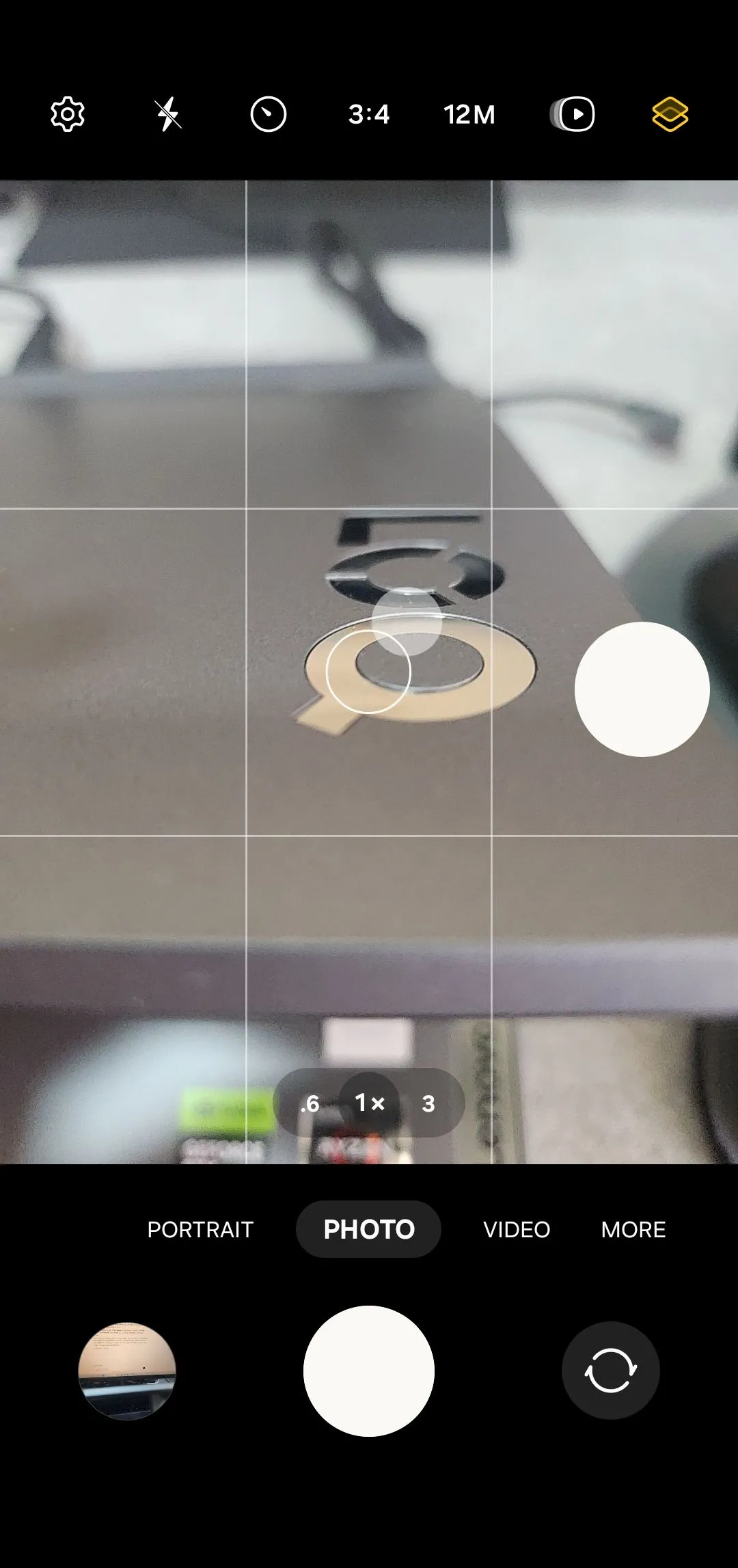 Nút chụp nổi đang hiển thị trong giao diện ứng dụng camera Samsung, dễ dàng di chuyển