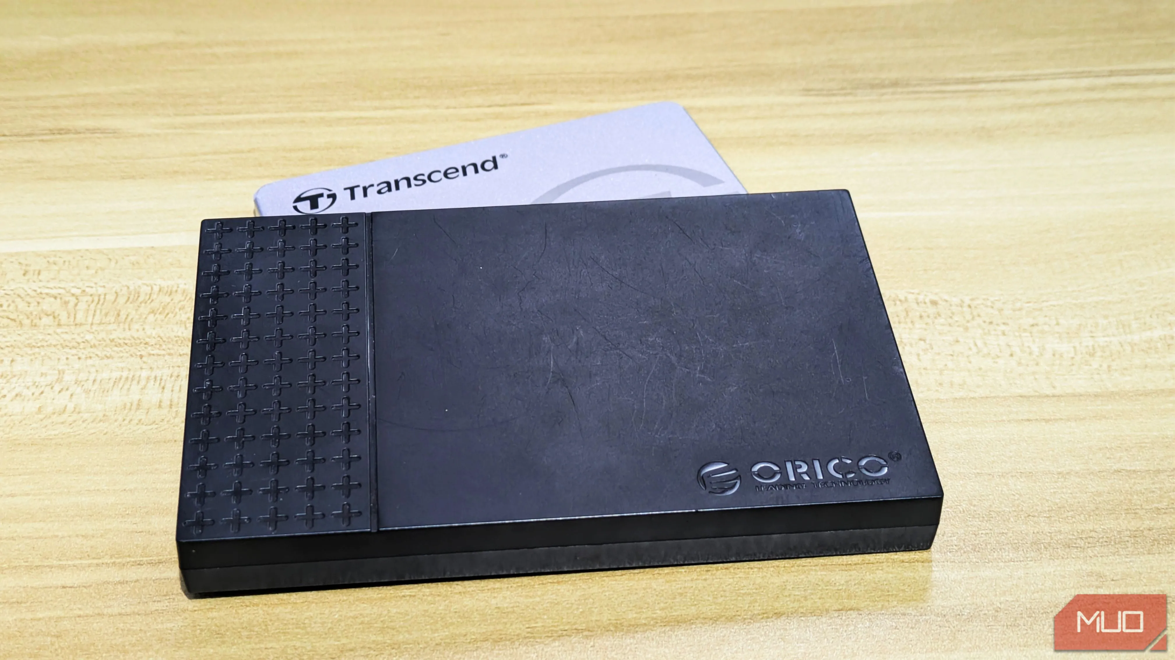 Ổ cứng SSD Transcend và adapter Orico, minh họa giải pháp lưu trữ nhanh và hiệu quả cho laptop.