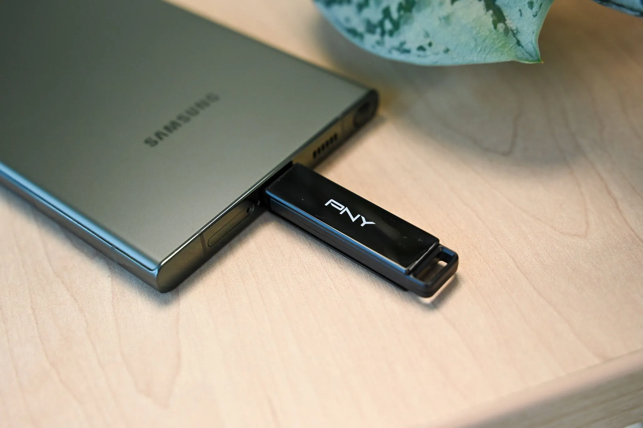 Ổ đĩa flash USB-C PNY Elite X được cắm trực tiếp vào điện thoại Samsung, minh họa cách mở rộng bộ nhớ ngoài.