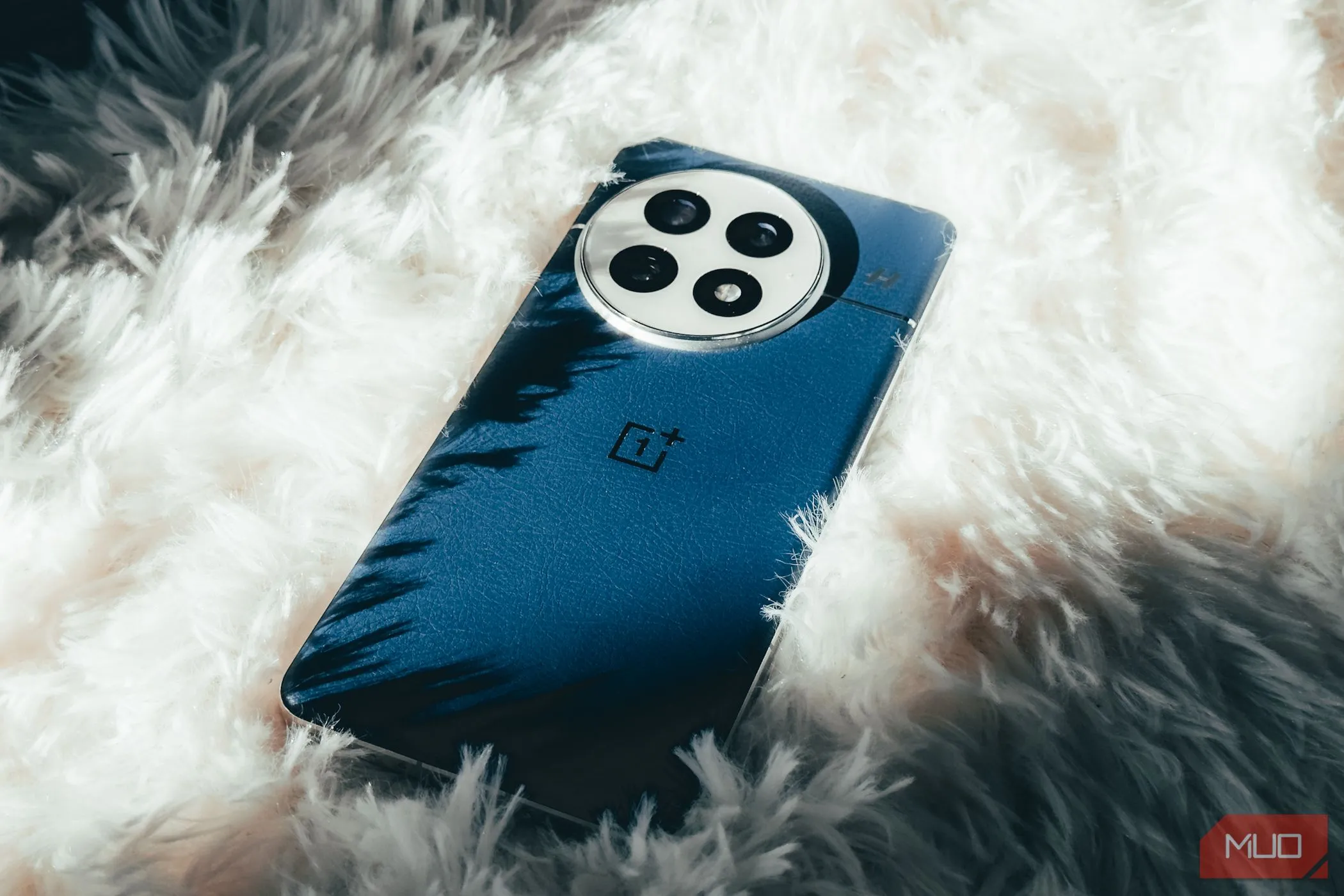 OnePlus 13 trên thảm trắng, thể hiện thiết kế tinh tế.
