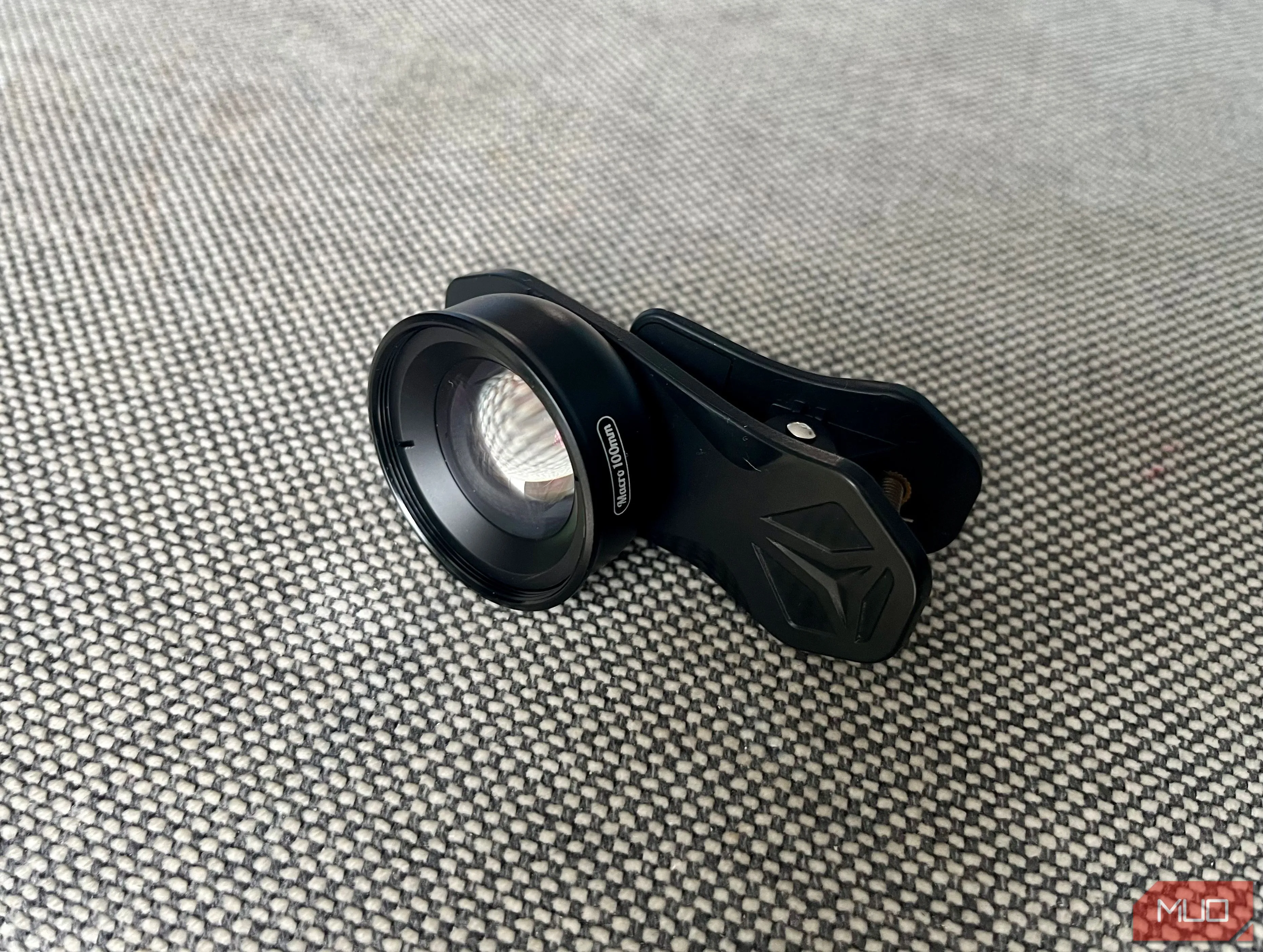 Ống kính macro dạng kẹp gắn vào điện thoại, giúp chụp cận cảnh món ăn với chi tiết sắc nét