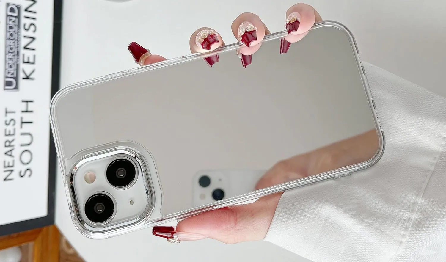 Ốp lưng điện thoại iPhone có bề mặt phản chiếu như gương, tiện lợi để kiểm tra diện mạo