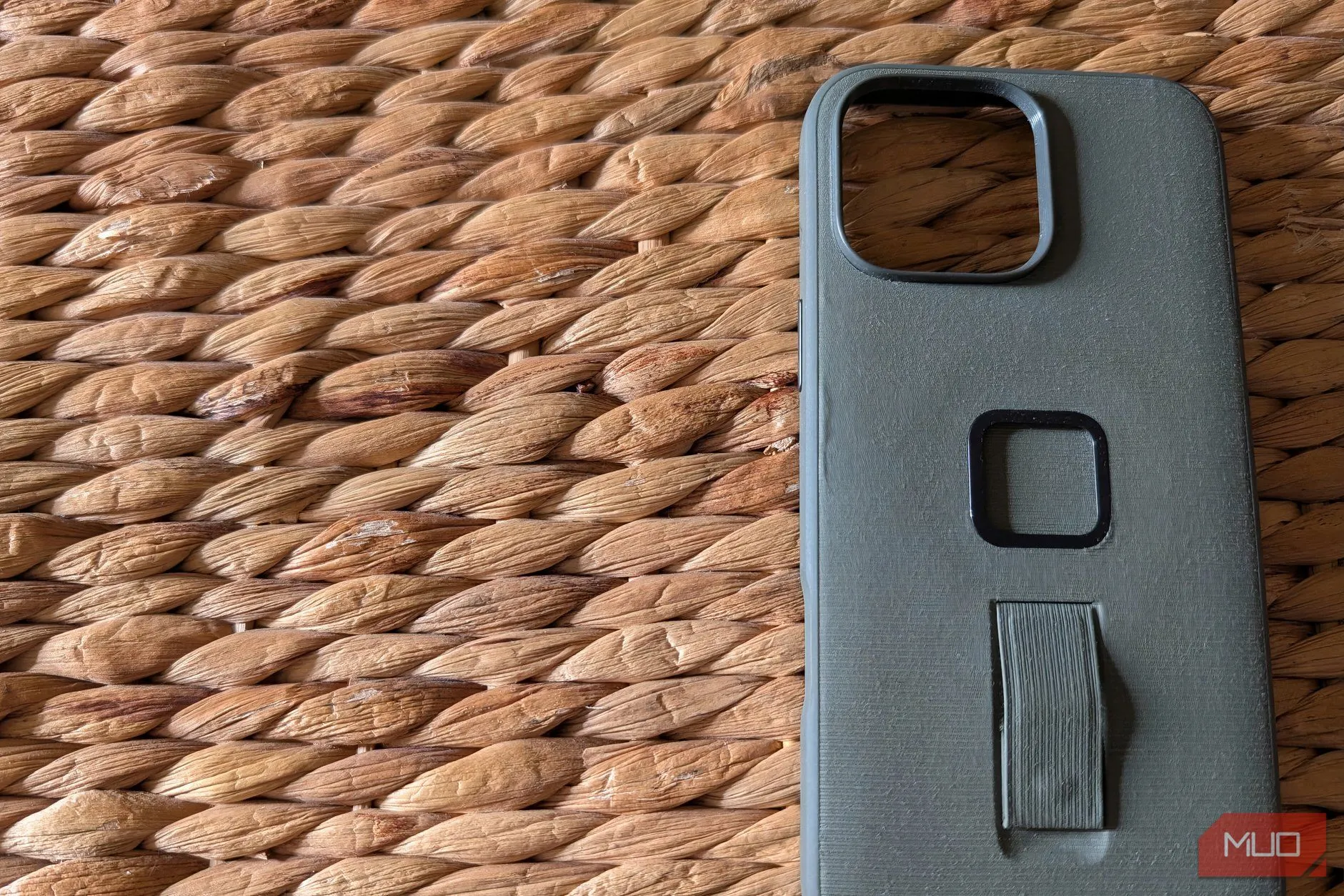 Ốp lưng iPhone chuyên dụng với thiết kế đặc biệt, đáp ứng các nhu cầu riêng biệt như chống nước, chơi game hoặc gắn kết thiết bị.