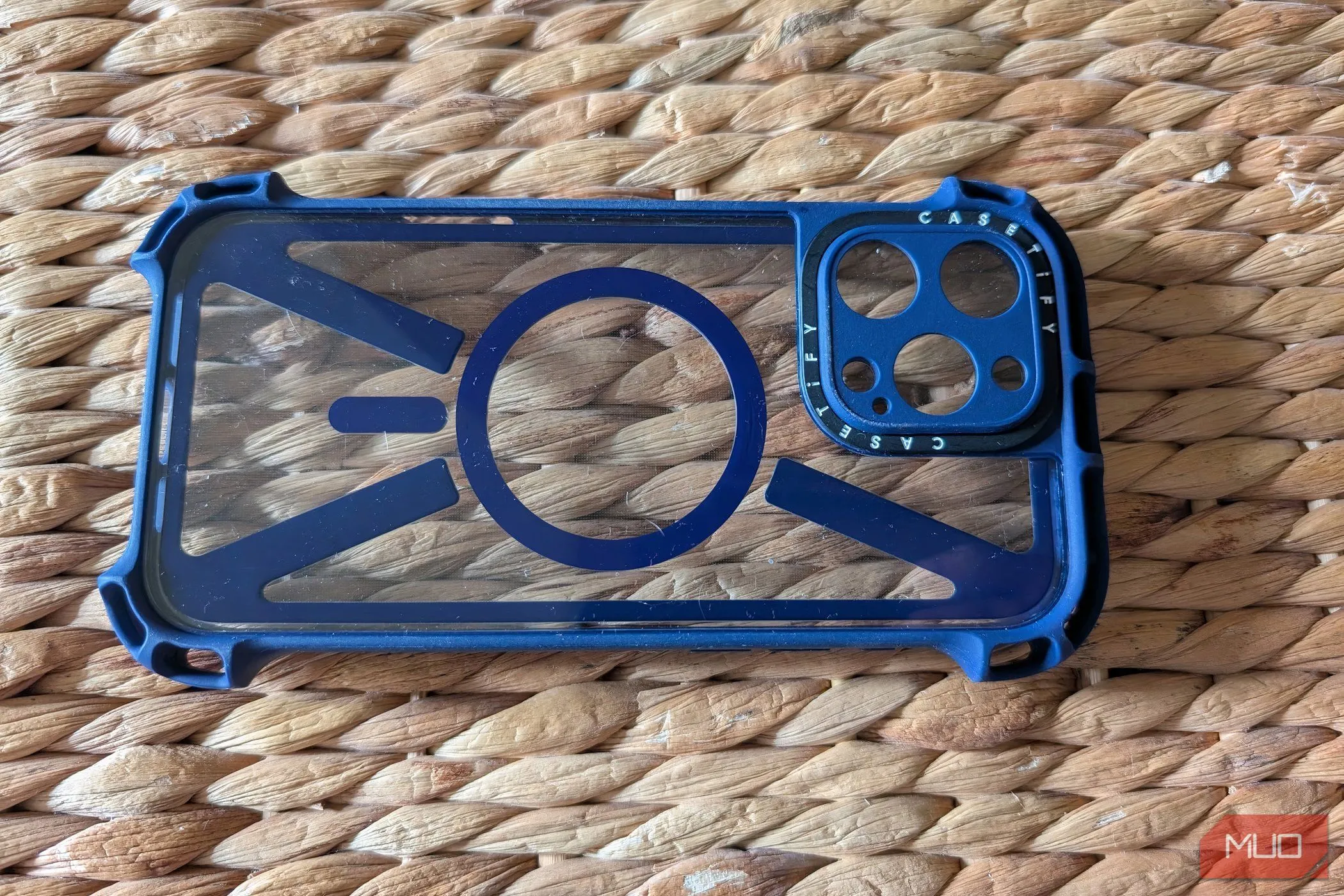 Ốp lưng iPhone trong suốt siêu mỏng đặt trên bề mặt thô ráp, minh họa khả năng bảo vệ cơ bản nhưng vẫn giữ nguyên thiết kế gốc của điện thoại.