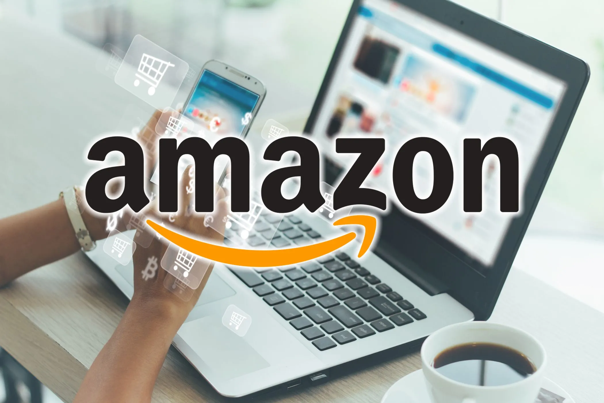 Phụ nữ mua sắm trực tuyến trên laptop với logo Amazon, thể hiện sự thu thập dữ liệu mua hàng và xem video