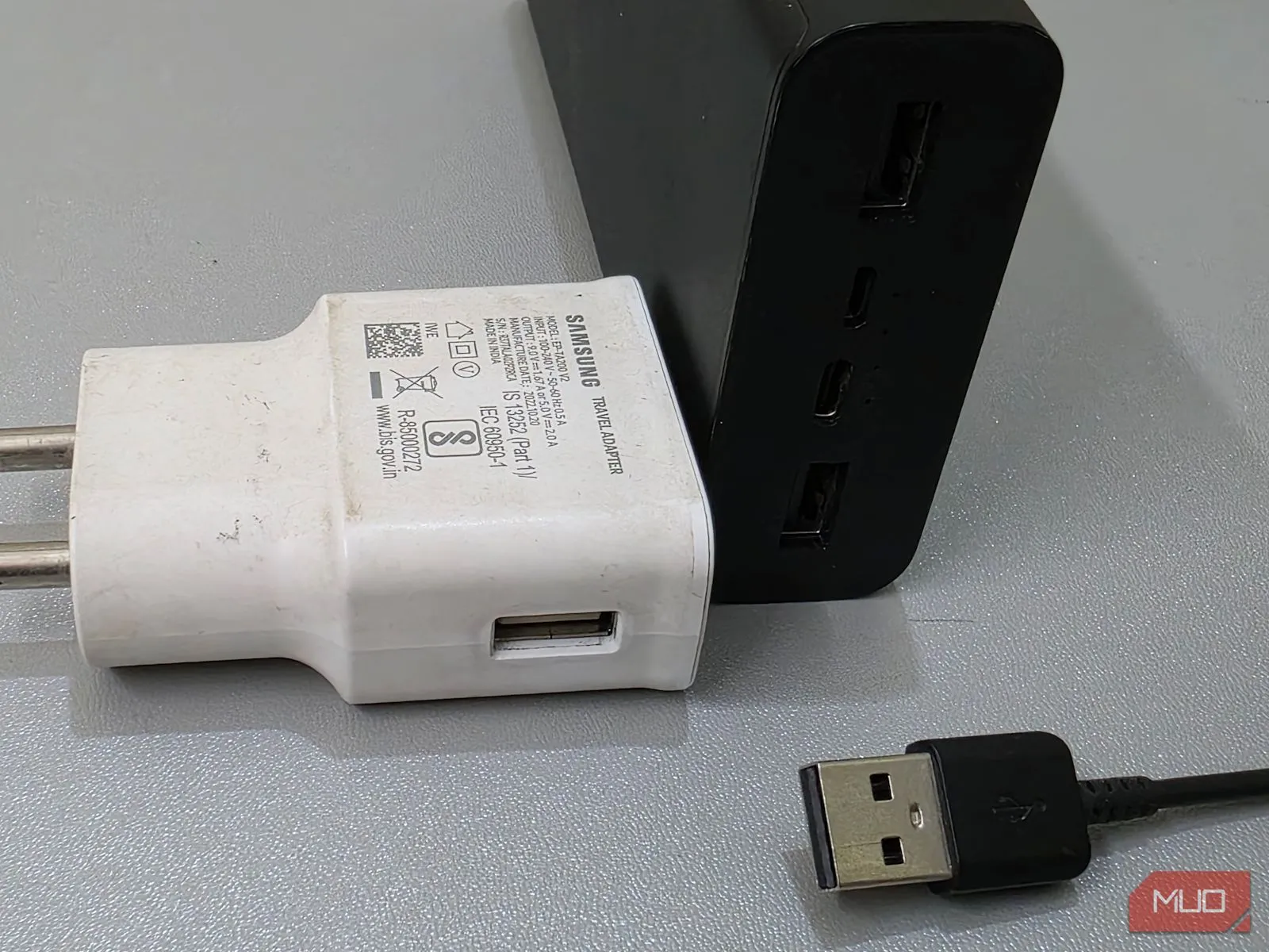 Pin dự phòng với cáp sạc và bộ chuyển đổi sạc Samsung