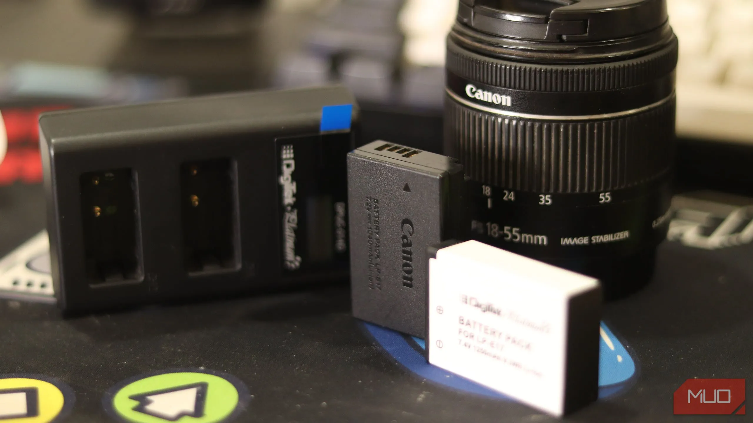 Pin máy ảnh DSLR bên thứ ba đặt cạnh pin Canon chính hãng, cho thấy sự phong phú của phụ kiện hỗ trợ