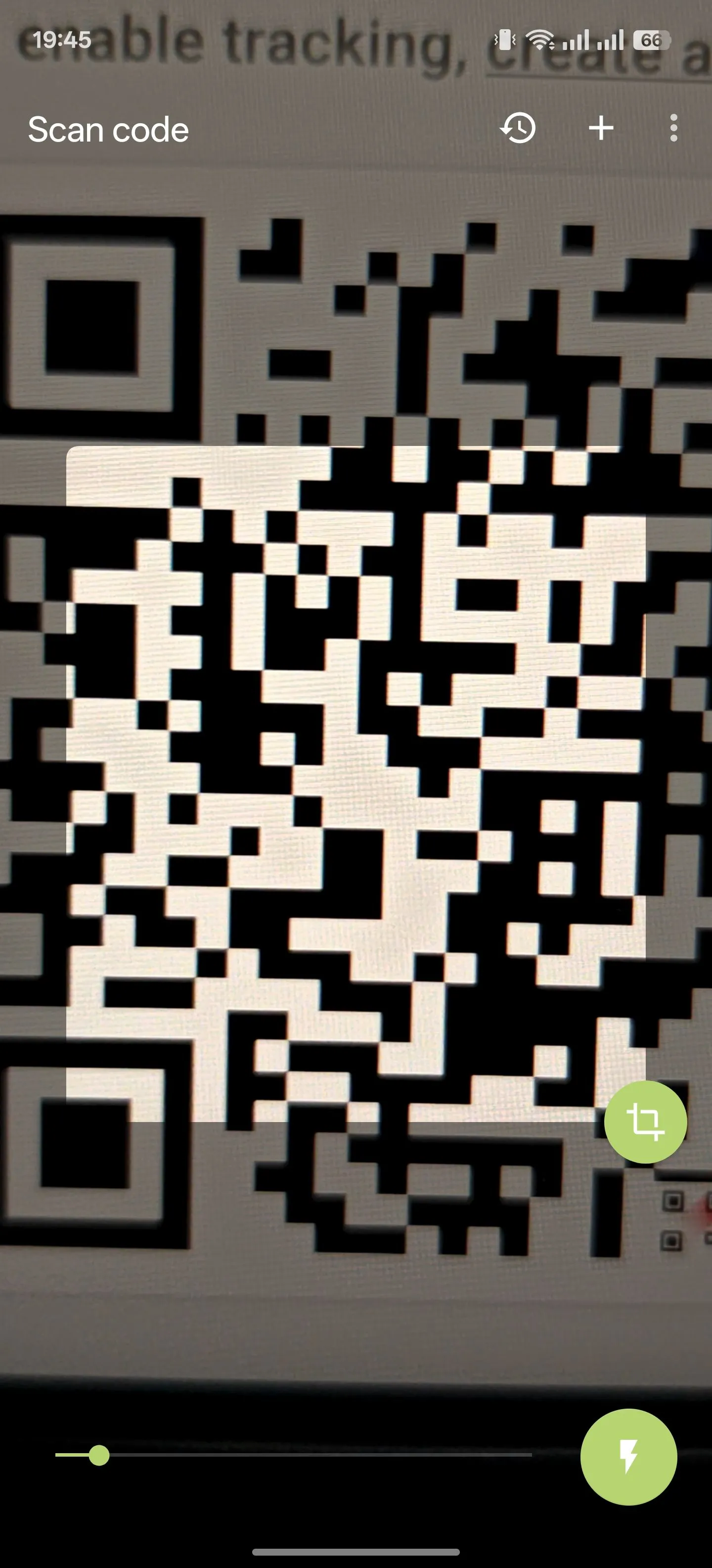 Quá trình quét mã QR bằng ứng dụng Binary Eye trên Android, hiển thị camera và mã đang được quét.