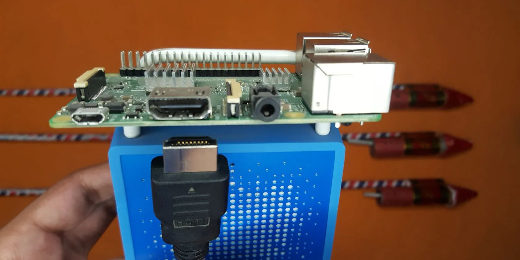 Raspberry Pi 3 cùng với cáp HDMI và loa.