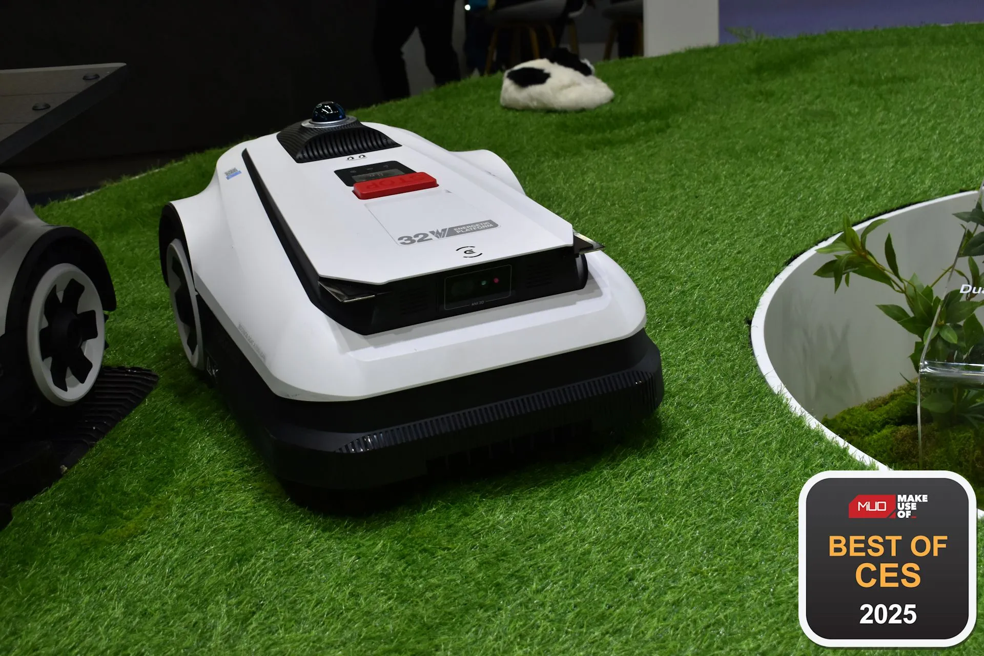Robot cắt cỏ Ecovacs GOAT A3000 LiDAR với thiết kế hiện đại, công nghệ định vị tiên tiến, trưng bày tại CES 2025.
