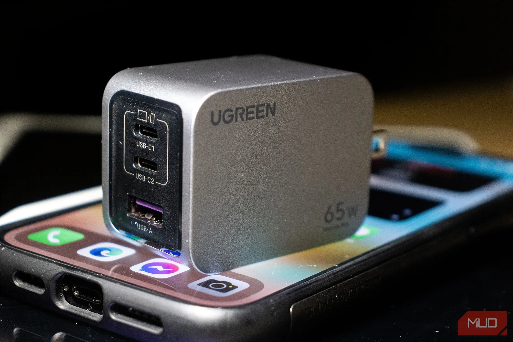 Sạc Ugreen Nexode Pro 65W kết nối với iPhone 14 Pro Max