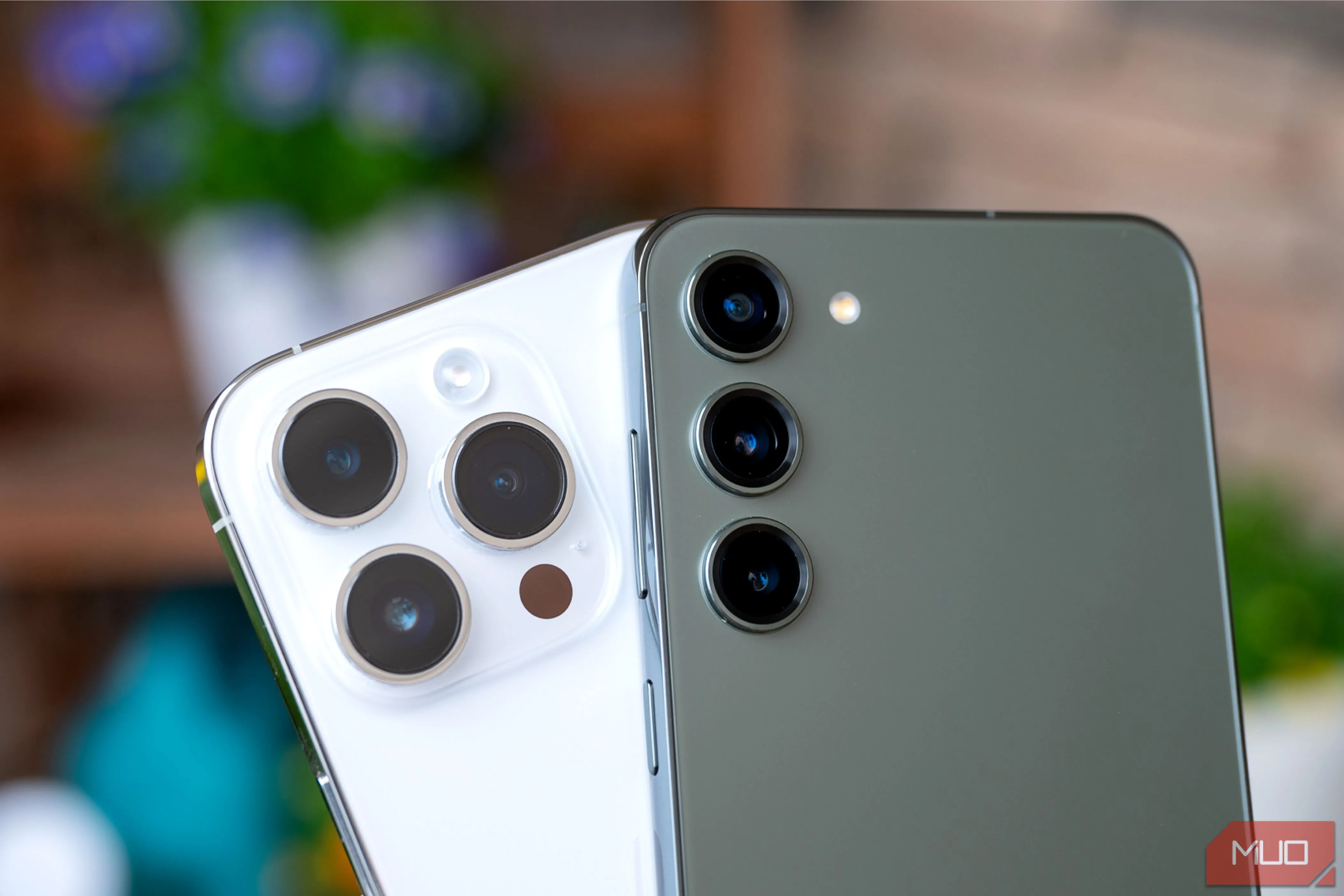 So sánh cụm camera sau của điện thoại Samsung Galaxy S23+ và Apple iPhone 14 Pro, minh họa khác biệt về cập nhật phần mềm