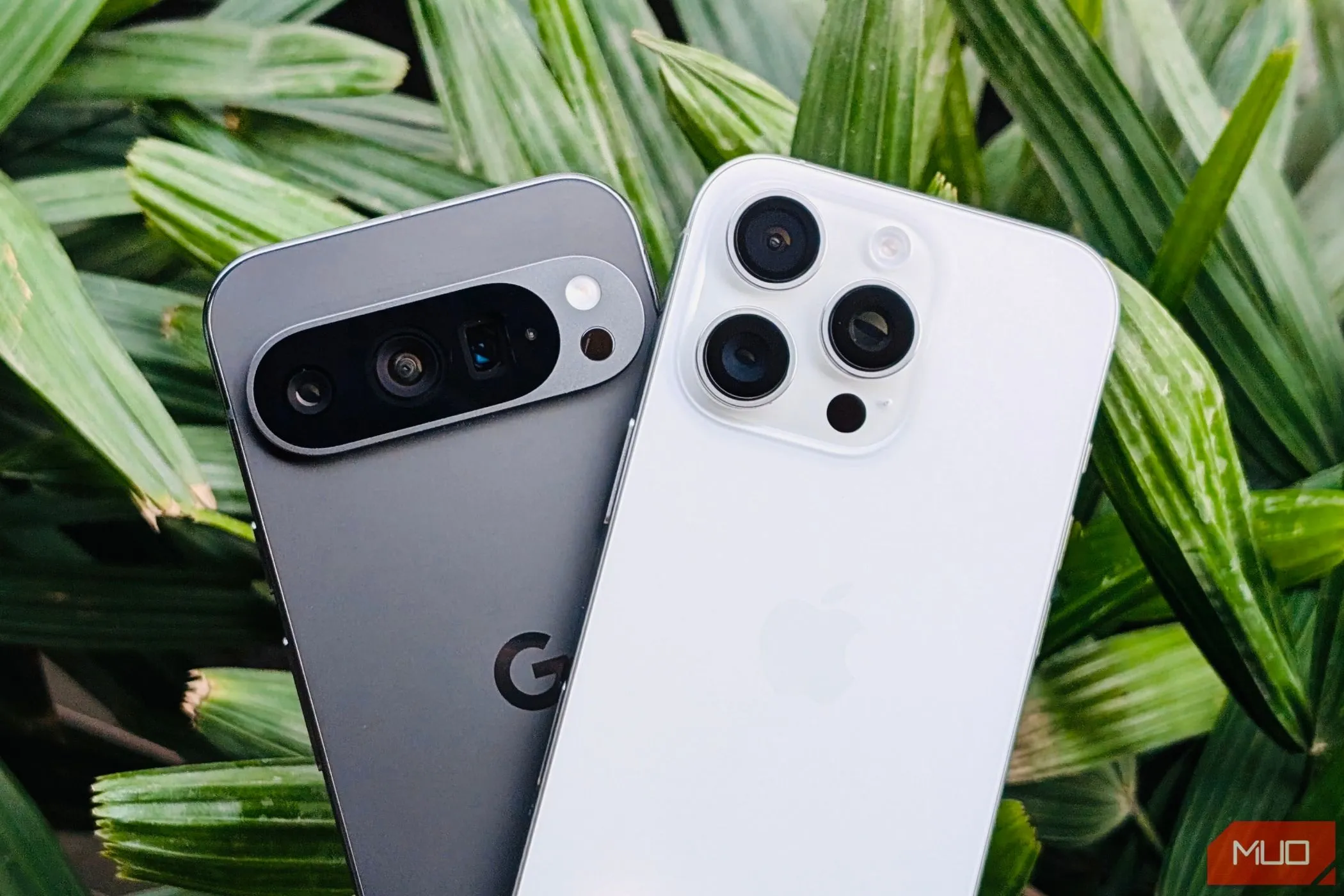 So sánh điện thoại Pixel 9 Pro và iPhone 16 Pro với nhiều phụ kiện