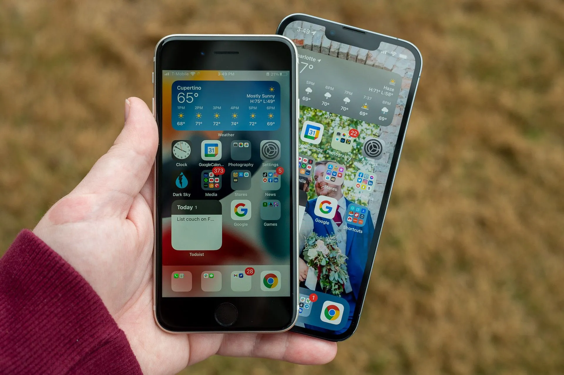 So sánh kích thước màn hình giữa iPhone SE 2022 và iPhone 13 Pro, minh họa sự chênh lệch cấu hình ảnh hưởng đến khả năng tương thích Apple Intelligence.
