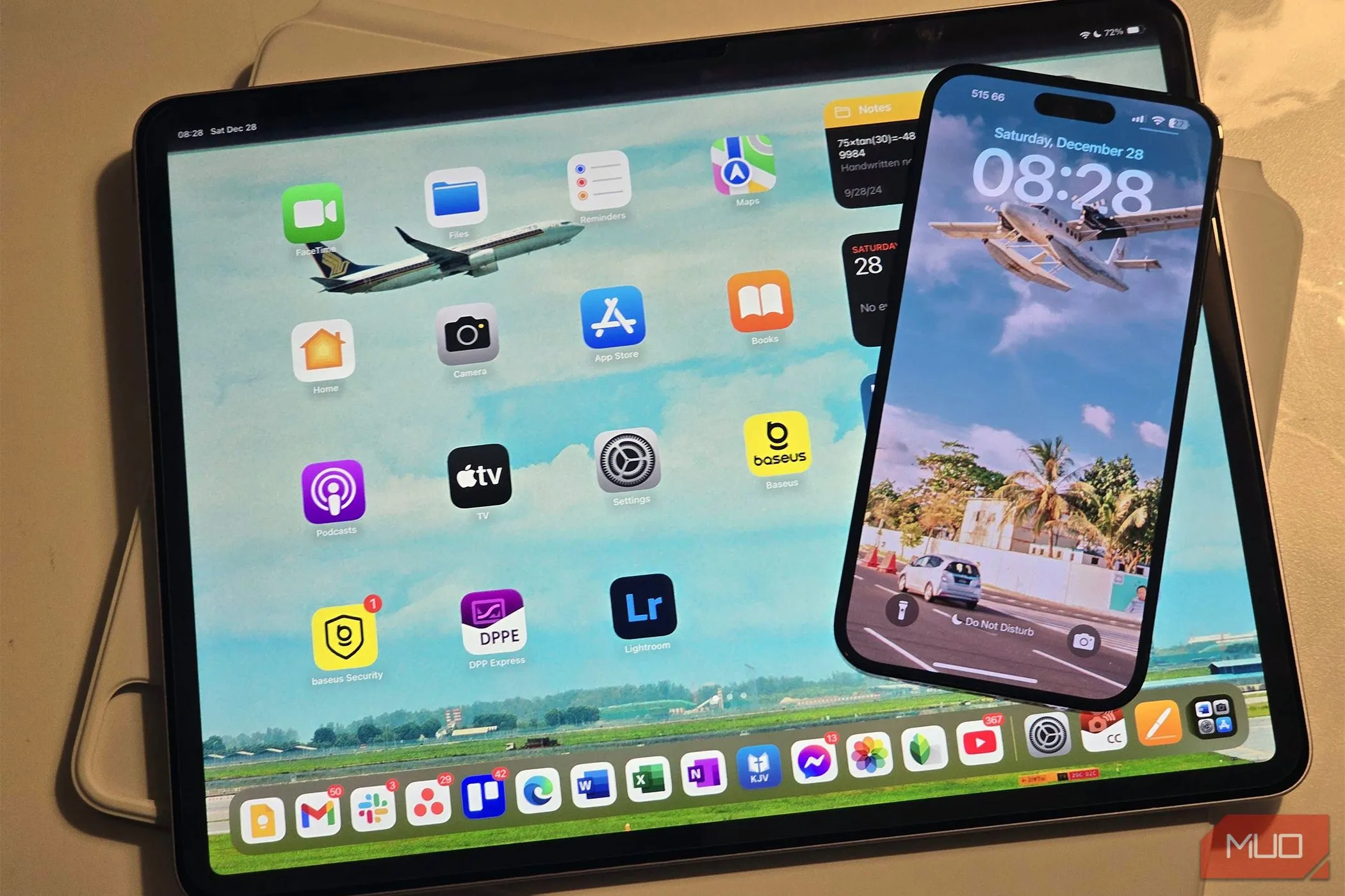 So sánh kích thước màn hình lớn của iPad Air 13 inch với iPhone 14 Pro Max, làm nổi bật không gian hiển thị rộng rãi.