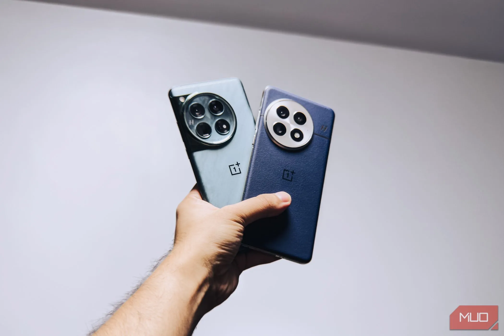 So sánh kích thước OnePlus 13 và OnePlus 12 khi cầm trên tay.
