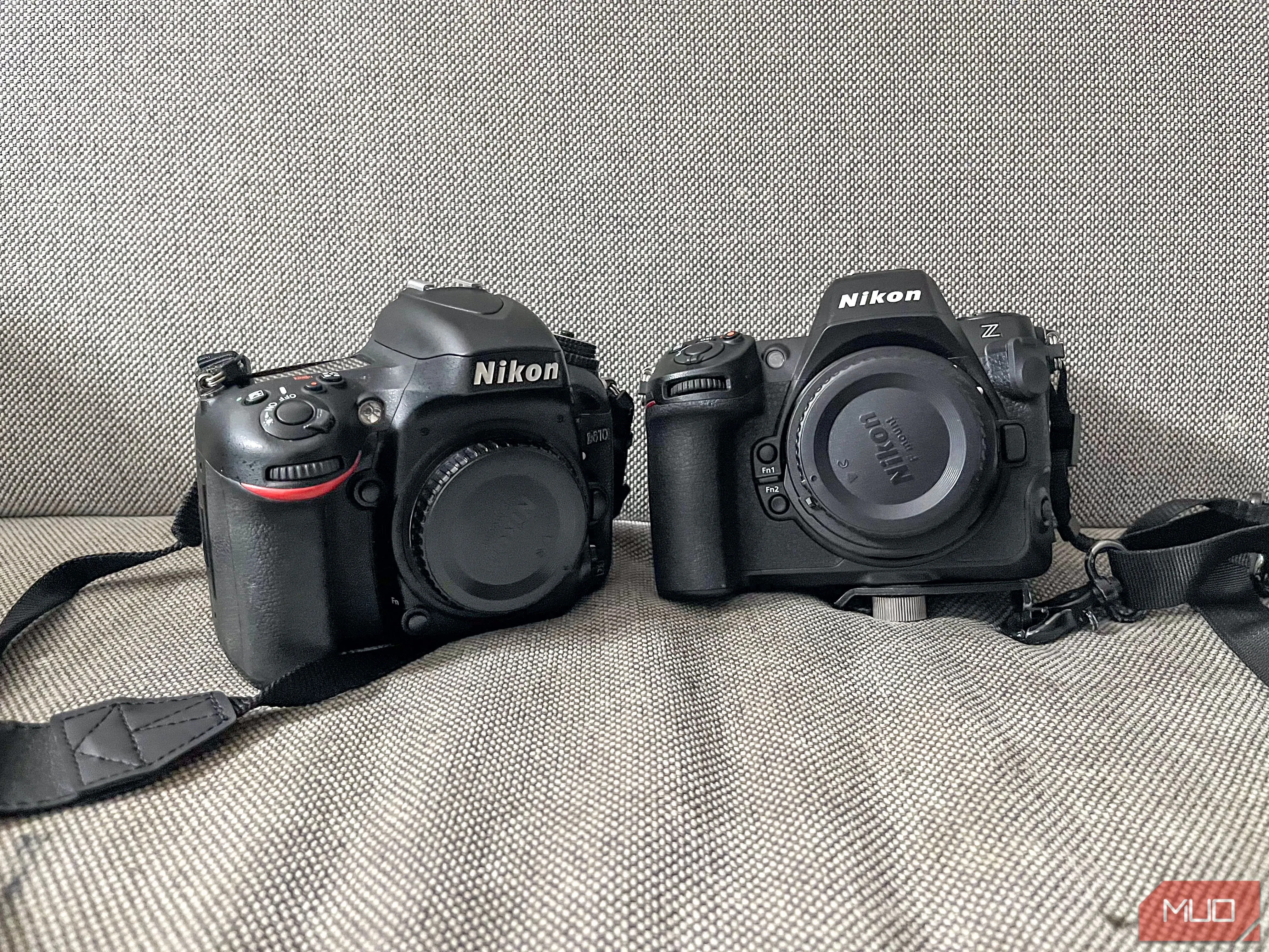 So sánh kích thước thân máy ảnh Mirrorless và DSLR, sự khác biệt không quá lớn trong trải nghiệm thực tế.