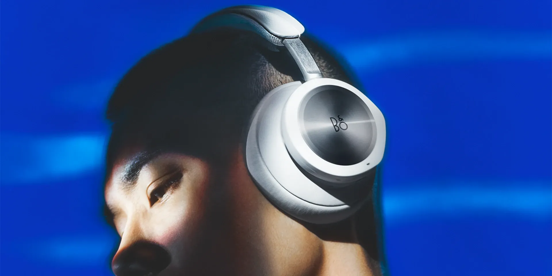 Tai nghe Bang &amp; Olufsen Beoplay Portal màu đen với thiết kế sang trọng, thể hiện sự kết hợp hoàn hảo giữa thẩm mỹ và chất lượng âm thanh cao cấp của B&amp;O.