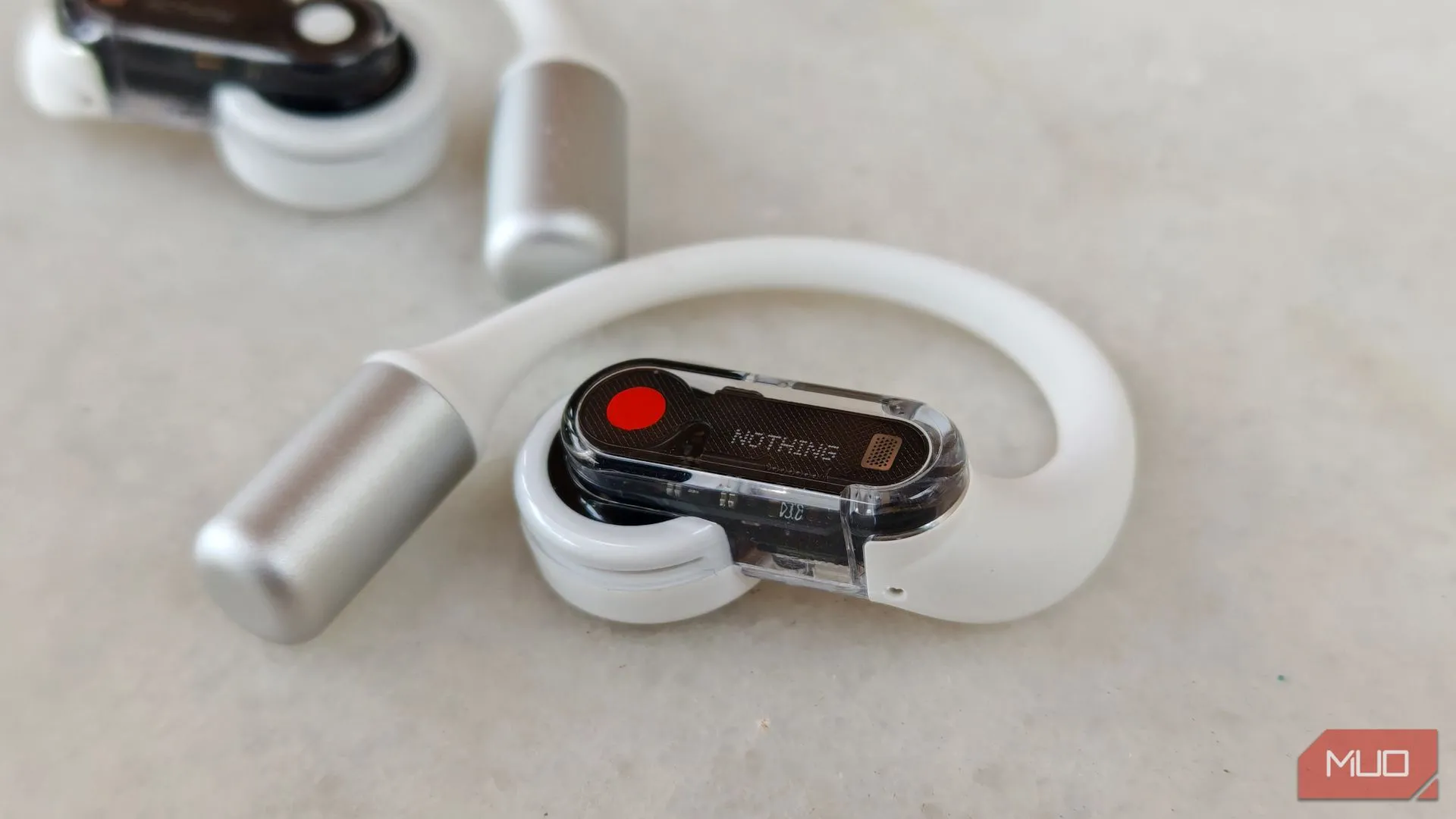 Tai nghe Nothing Ear (open) bên phải và bên trái, thể hiện thiết kế open-ear