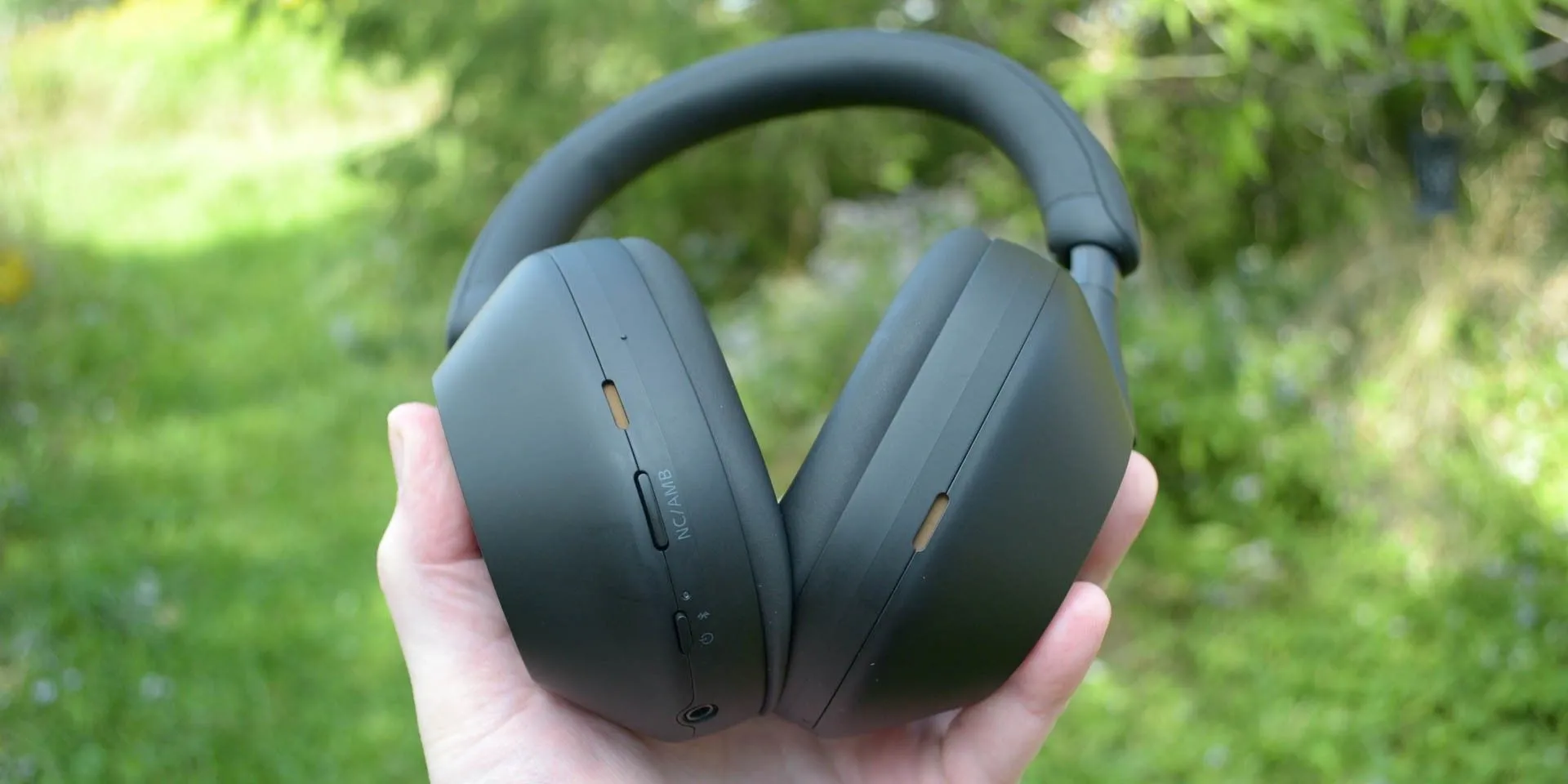 Tai nghe Sony WH-1000XM5 màu đen đang được cầm trên tay, cho thấy thiết kế tinh tế và khả năng di động của dòng tai nghe chống ồn cao cấp từ Sony.