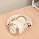 Tai nghe Soundcore Space One Pro màu trắng gập gọn, đặt trên bề mặt phẳng, thể hiện thiết kế tiện lợi và chất lượng hoàn thiện của Anker Soundcore.