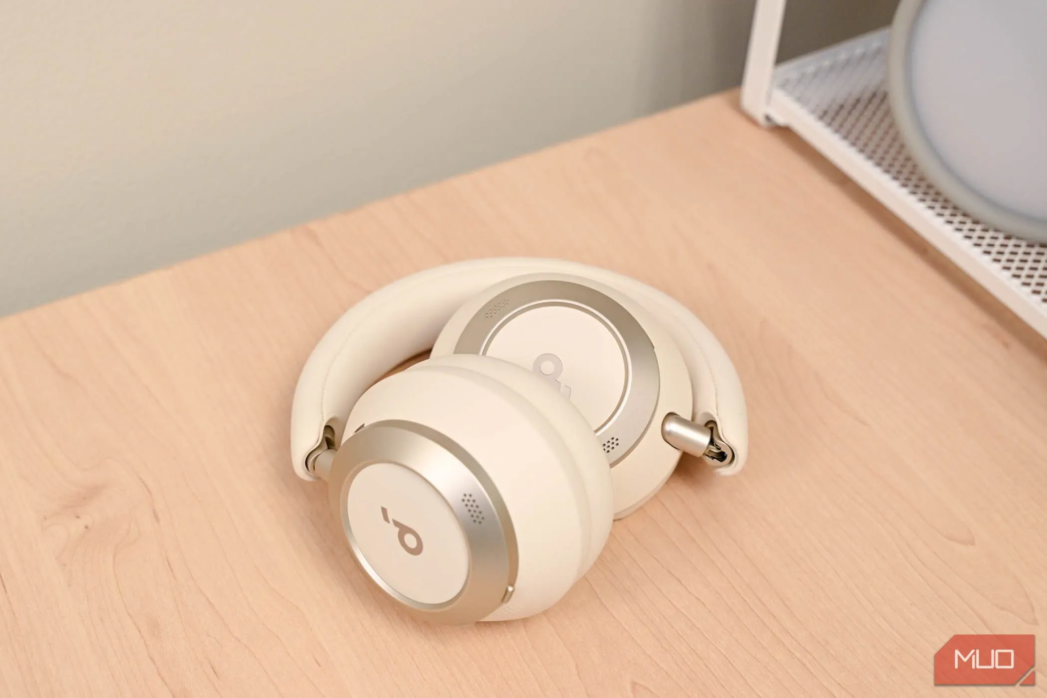Tai nghe Soundcore Space One Pro màu trắng gập gọn, đặt trên bề mặt phẳng, thể hiện thiết kế tiện lợi và chất lượng hoàn thiện của Anker Soundcore.