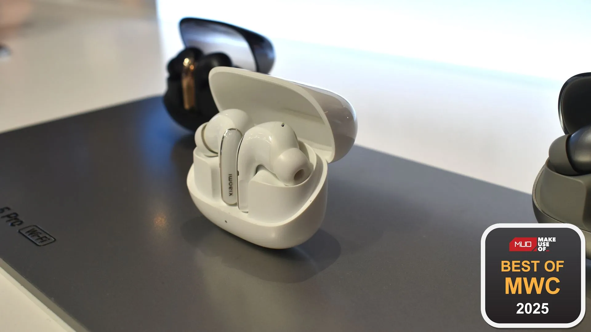 Tai nghe Xiaomi Buds 5 Pro Wi-Fi màu trắng được trưng bày tại sự kiện MWC 2025, thể hiện khả năng kết nối không dây đột phá.