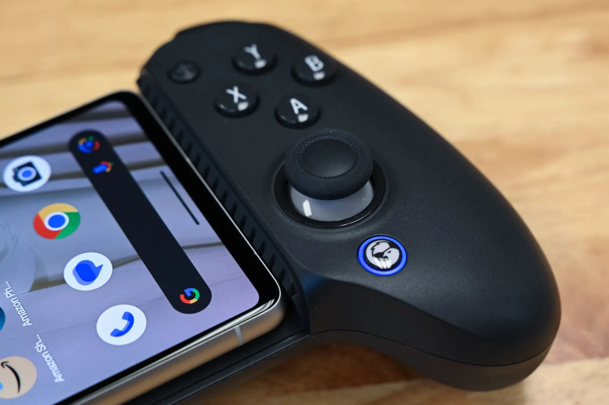 Tay cầm chơi game di động G8+ Galileo được kết nối với điện thoại Samsung qua USB, tối ưu trải nghiệm chơi game.