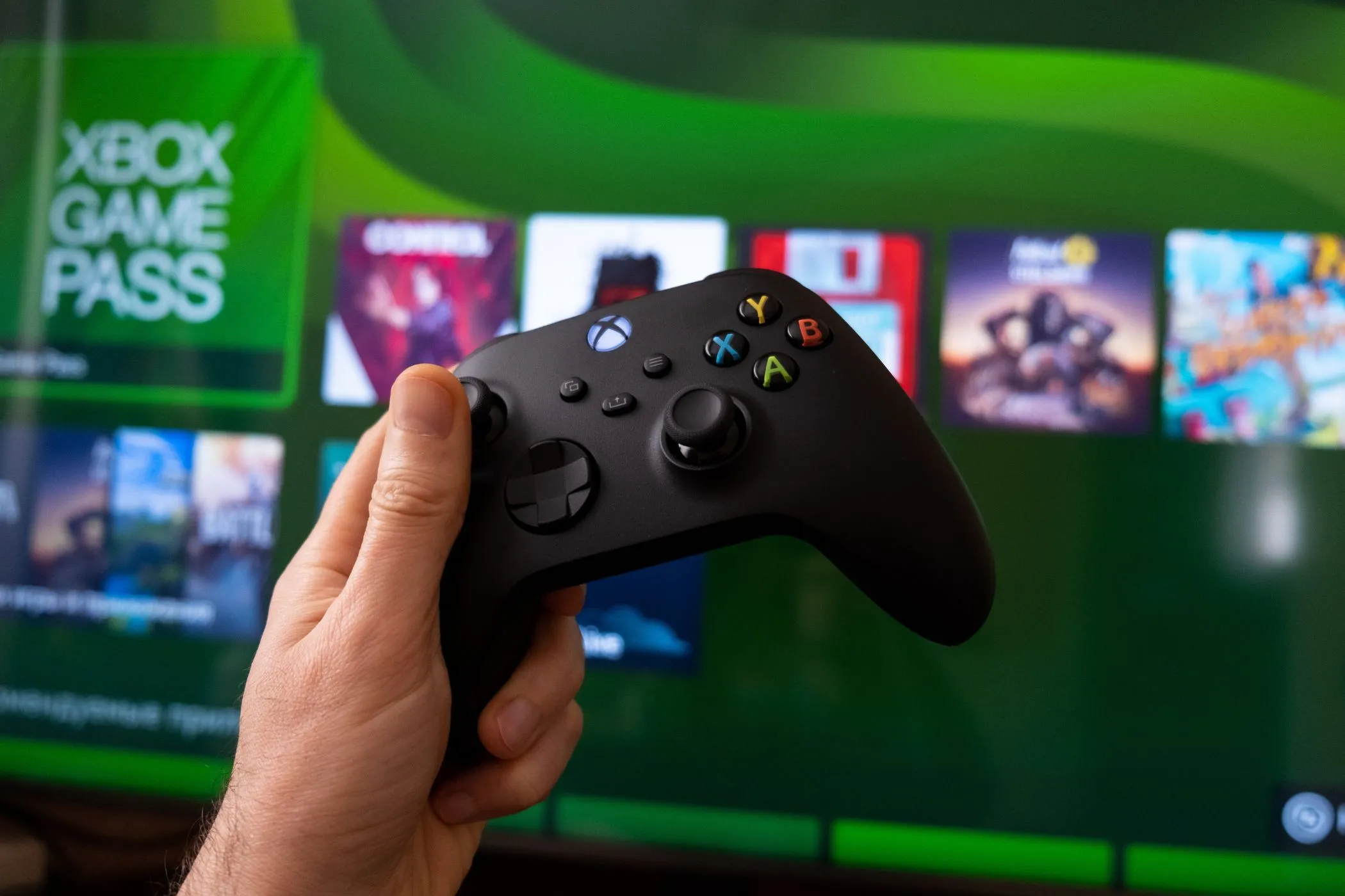 Tay cầm Xbox trên nền màn hình chơi game, minh họa tình huống chơi game giải trí mà định dạng âm thanh PCM có thể tối ưu hơn cho trải nghiệm soundbar.