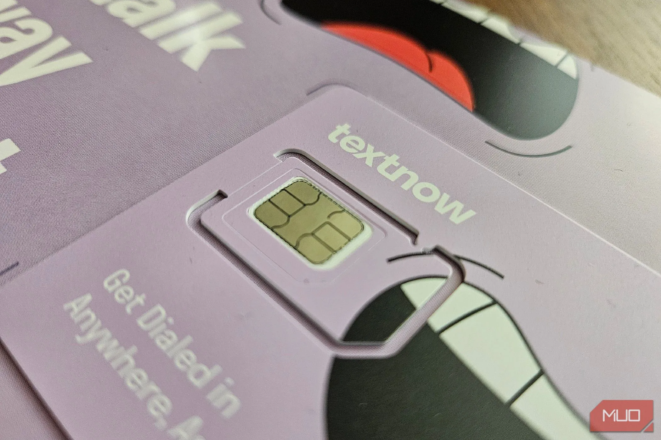 Thẻ SIM điện thoại minh họa sự phụ thuộc vào nhà mạng trong hệ thống RCS