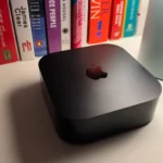 Thiết bị Apple TV 4K nhỏ gọn đặt cạnh sách, minh họa hiệu năng xử lý mạnh mẽ