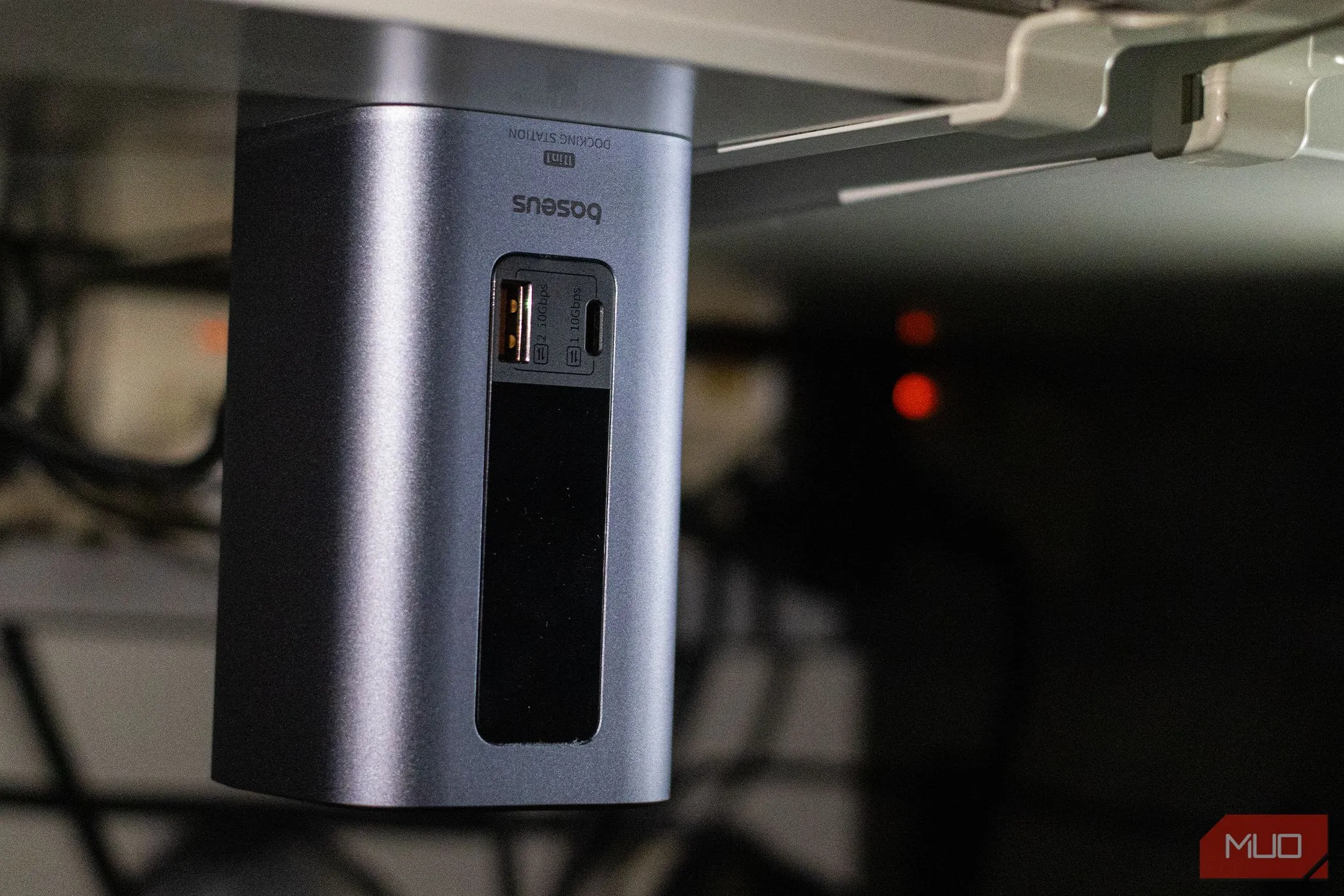 Thiết bị Baseus Spacemate Docking Station được gắn từ tính dưới bề mặt bàn làm việc, giúp giữ gọn gàng khu vực làm việc