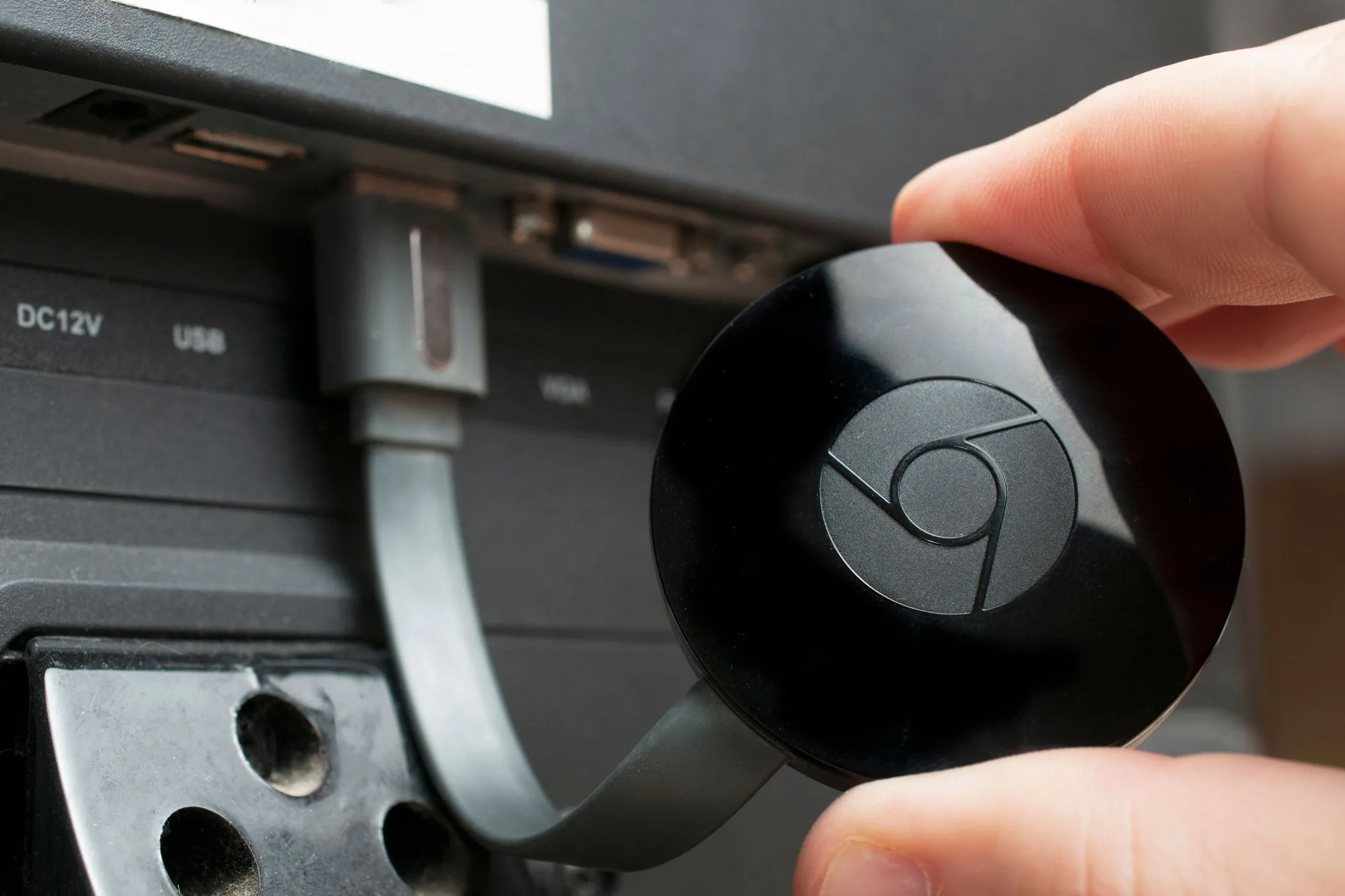 Thiết bị Chromecast được cắm vào cổng HDMI của TV, sẵn sàng nhận nội dung truyền từ iPhone