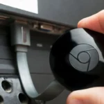 Thiết bị Chromecast được cắm vào cổng HDMI của TV, sẵn sàng truyền phát nội dung.