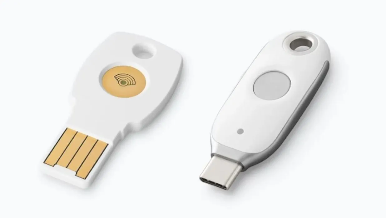 Thiết bị khóa bảo mật vật lý Google Titan, biểu tượng của sự an toàn trong xác thực tài khoản.