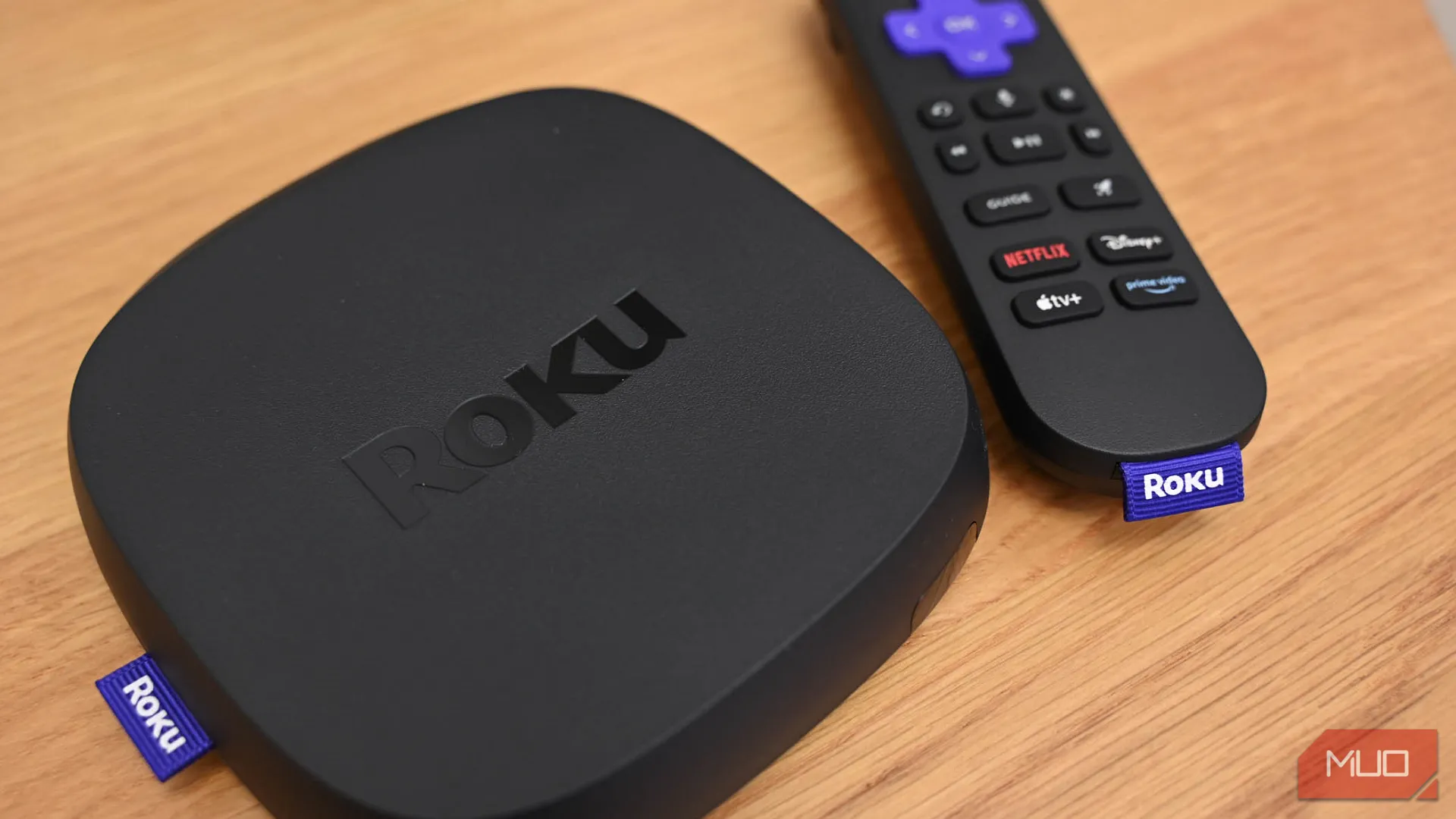 Thiết bị streaming Roku Ultra và điều khiển từ xa, thể hiện khả năng nâng cấp linh hoạt