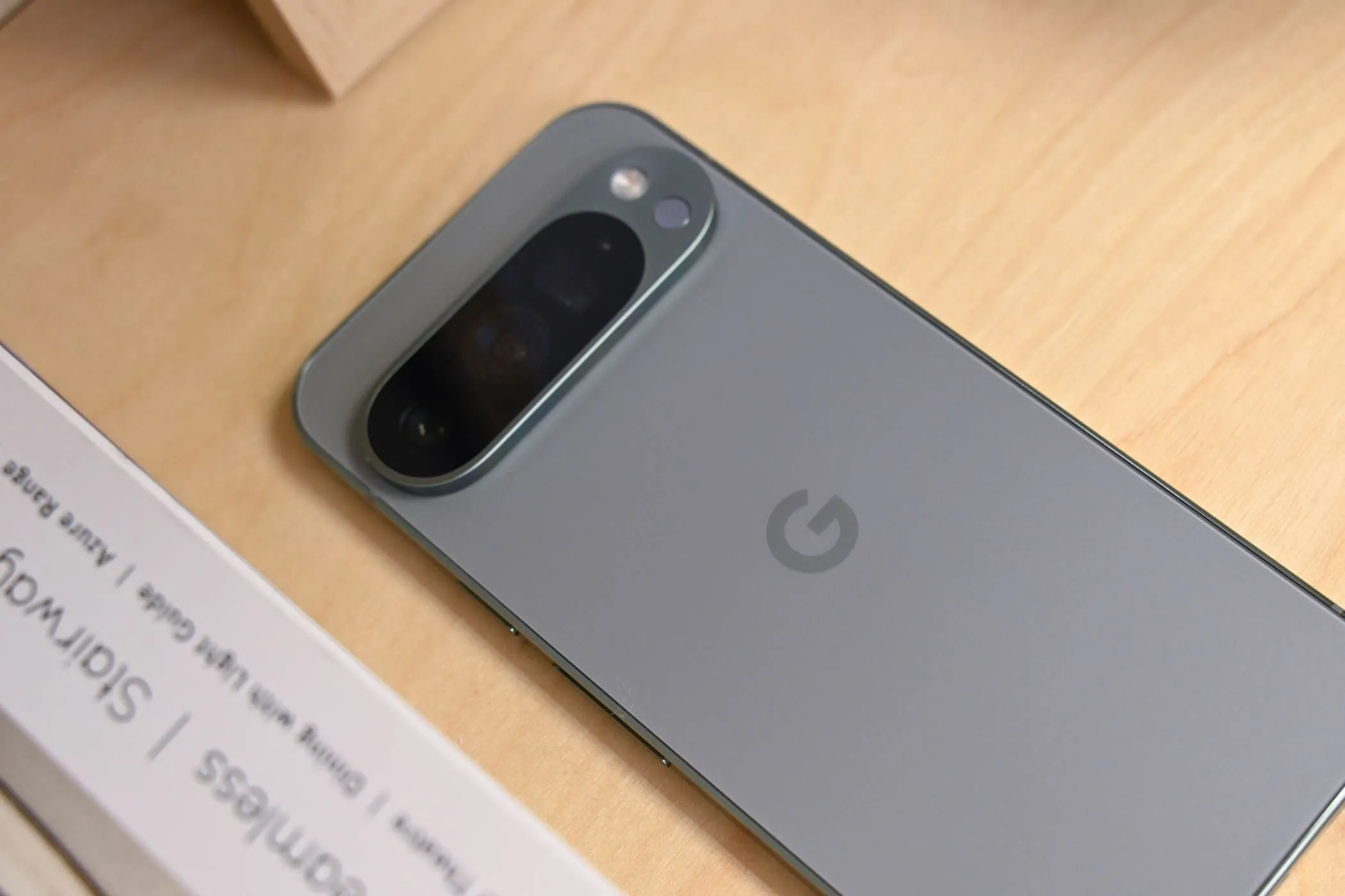 Thiết kế mặt lưng của Google Pixel 9 Pro cho thấy sự chắc chắn