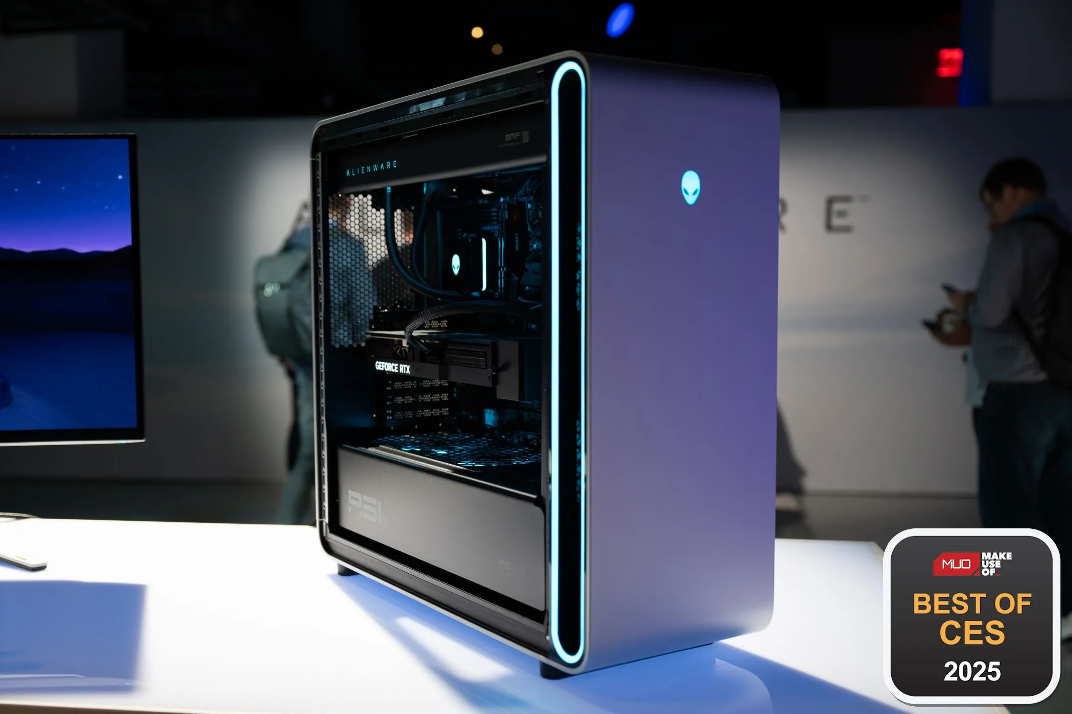 Thùng máy tính để bàn chơi game Alienware Area-51 với thiết kế hầm hố và hệ thống đèn LED, trưng bày tại CES 2025 cùng huy hiệu giải thưởng.