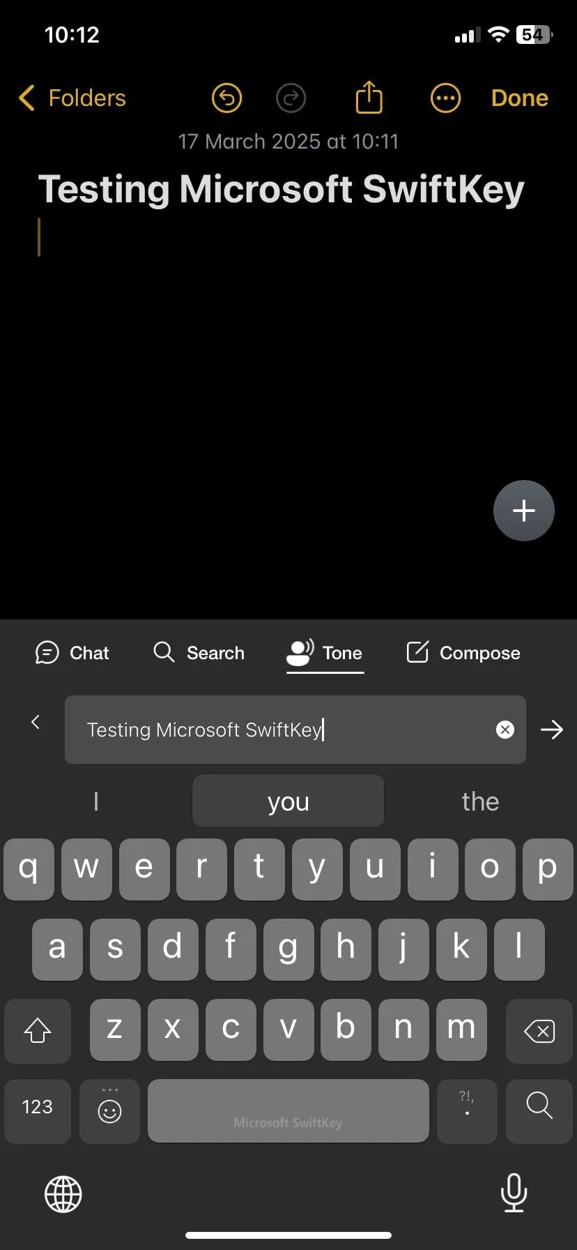 Tính năng điều chỉnh tông giọng được hỗ trợ bởi AI của SwiftKey, hiển thị tùy chọn văn bản để thay đổi phong cách viết.