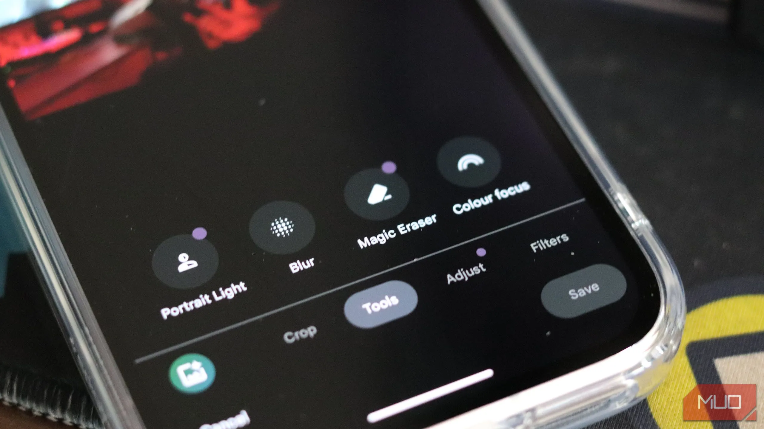 Tính năng Magic Eraser của Google Photos đang được sử dụng để xóa vật thể không mong muốn trên ảnh chụp từ Pixel 9a.
