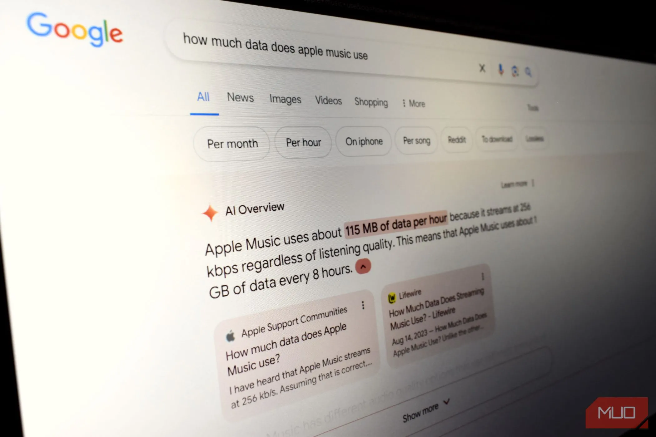 Trải nghiệm AI Overviews của Google trên màn hình laptop, minh họa các thách thức của AI trong tìm kiếm thông tin