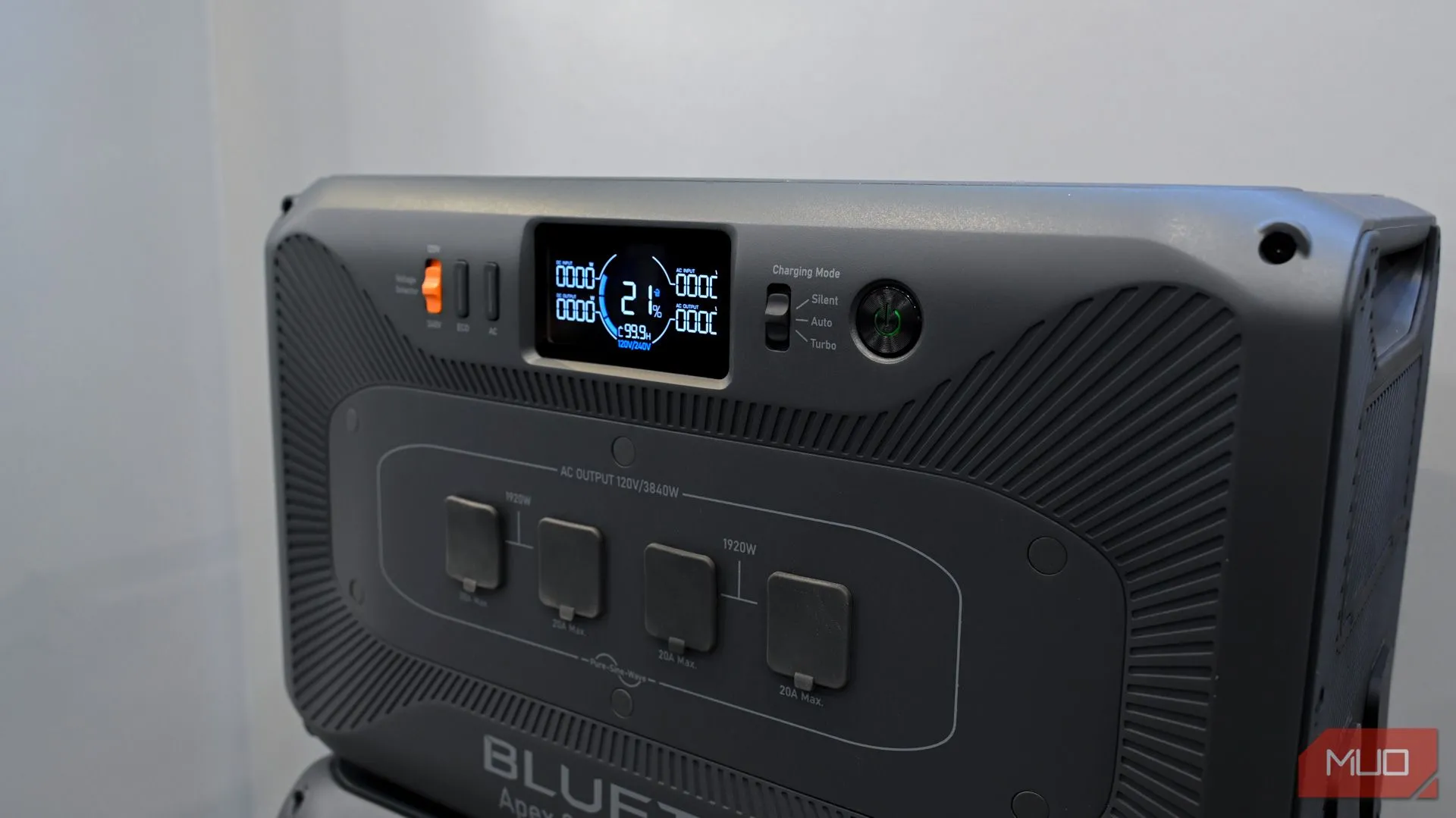 Trạm điện di động Bluetti Apex 300 thế hệ mới tại CES 2025