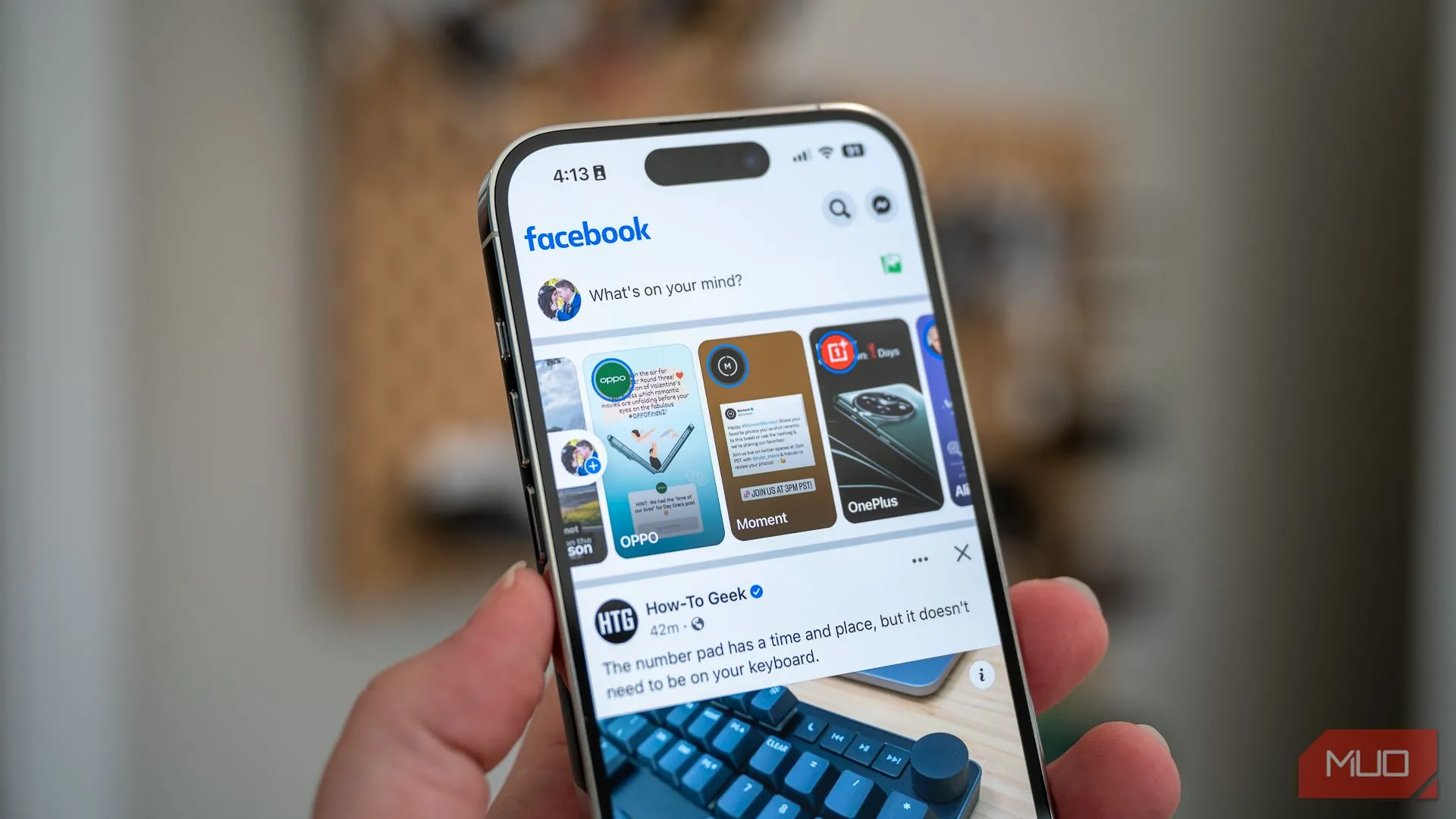 Trang chủ Facebook trên iPhone, minh họa việc không chia sẻ quá mức