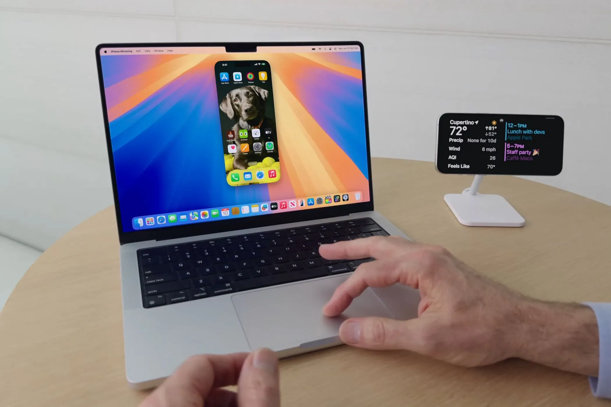 Trình diễn tính năng iPhone Mirroring trên màn hình MacBook, cho thấy giao diện điện thoại được phản chiếu nguyên bản, hạn chế cho công việc.