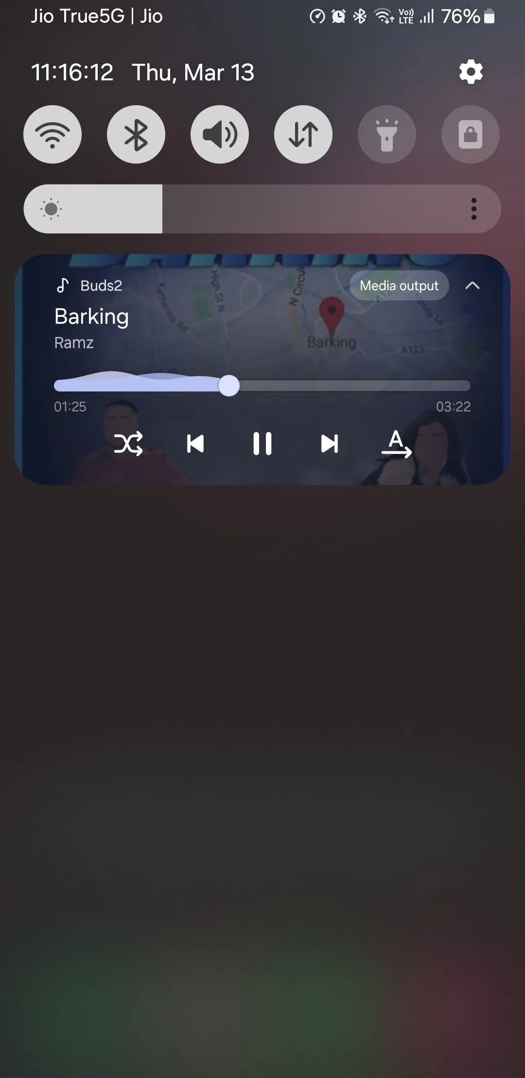 Trình phát nhạc hiển thị trong bảng thông báo trên điện thoại Samsung, minh họa kết nối loa Bluetooth