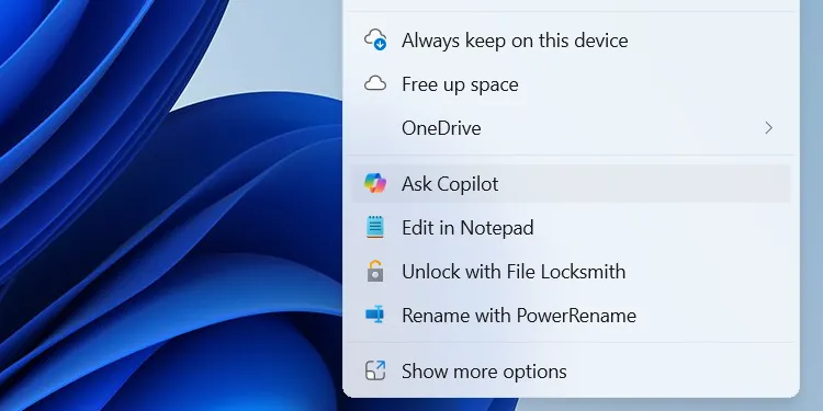 Tùy chọn "Ask Copilot" xuất hiện trong menu ngữ cảnh khi click chuột phải vào một tập tin trong File Explorer trên Windows.