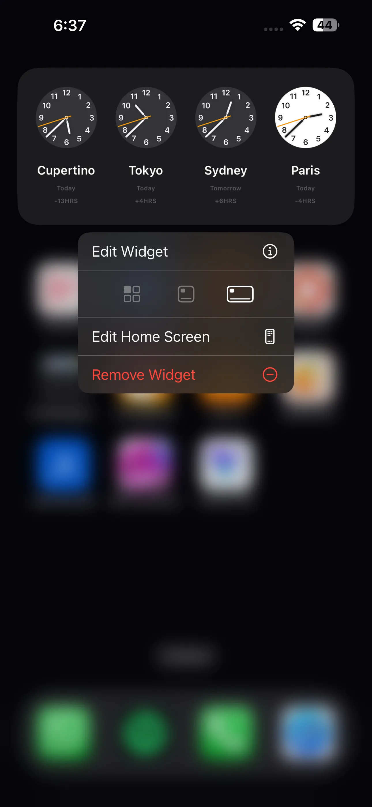 Tùy chọn chỉnh sửa widget sau khi nhấn giữ widget Đồng hồ Thế giới trên Màn hình chính iPhone.
