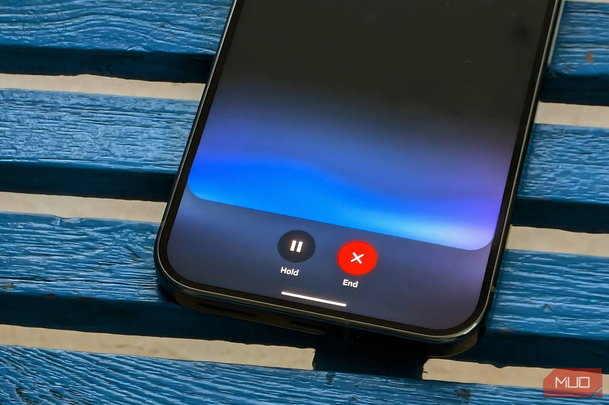 Ứng dụng AI Chatbot như Gemini Live trên màn hình điện thoại, minh họa khả năng biến iPhone cũ thành trợ lý AI chuyên dụng