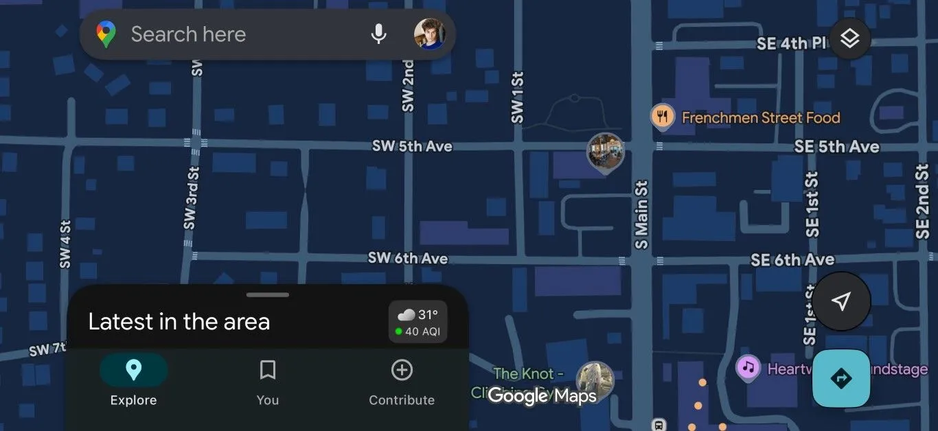 Ứng dụng Google Maps hiển thị ở chế độ tối (Dark Mode) trên điện thoại, tiết kiệm pin khi định vị đường dài.